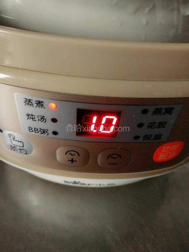 功能键选择炖汤，不用管它，十秒钟后自动开始工作。（我开始用了蒸煮，发现米熟了，但不黏糊，所以又多煮了一个小时，证明熬粥要用炖汤键，我用了二个小时就非常黏糊好喝了。）