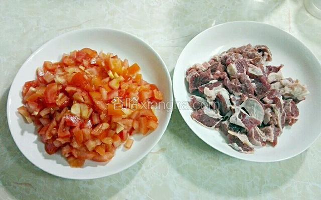 把番茄切丁，牛腩切块