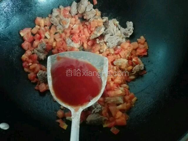 再加入番茄酱炒均匀