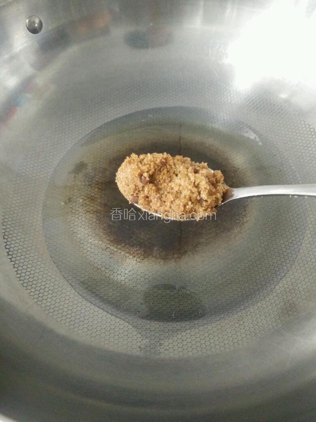 热锅倒油，油轻微冒烟就加入一勺红糖翻炒