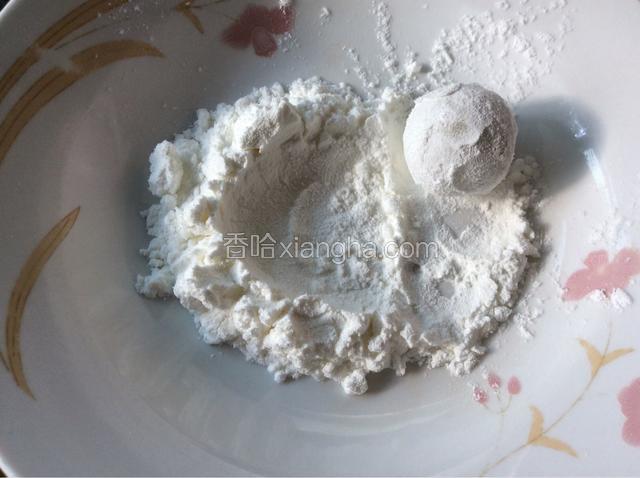 将土豆球蘸匀淀粉