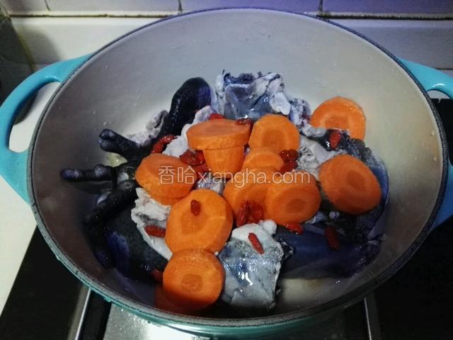 将食材放入珐琅铸铁锅。