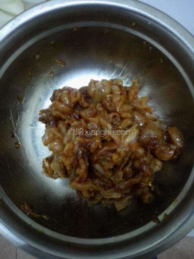 把肉洗干净切片加少许盐鸡精十三香色拉油腌制备用。