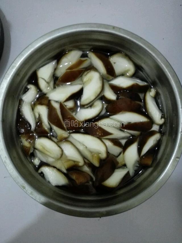 选择干香菇提前泡发2小时左右后切斜刀块备用。