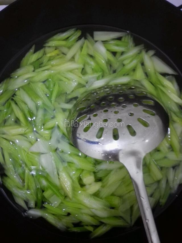 起锅烧水锅中加少许盐和色拉油把芹菜焯水备用。