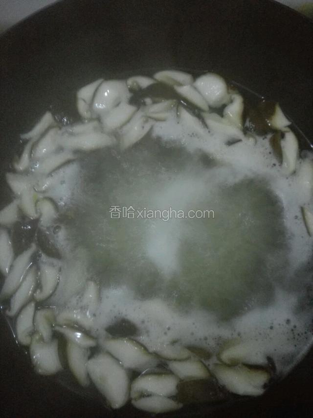 同样把香菇也焯水备用。