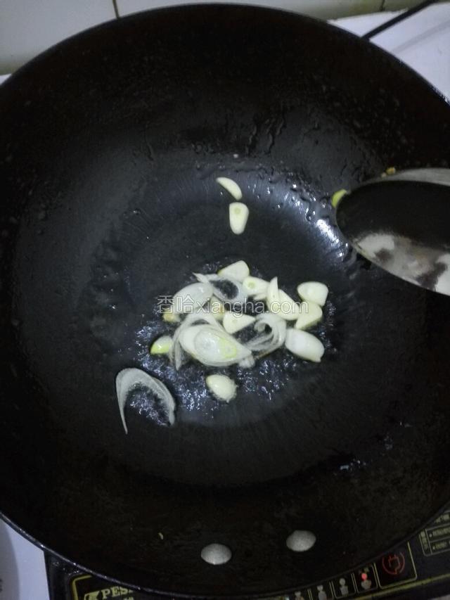另起锅加油放入葱蒜十三香煸炒致香味出来加入主副料翻炒几下。