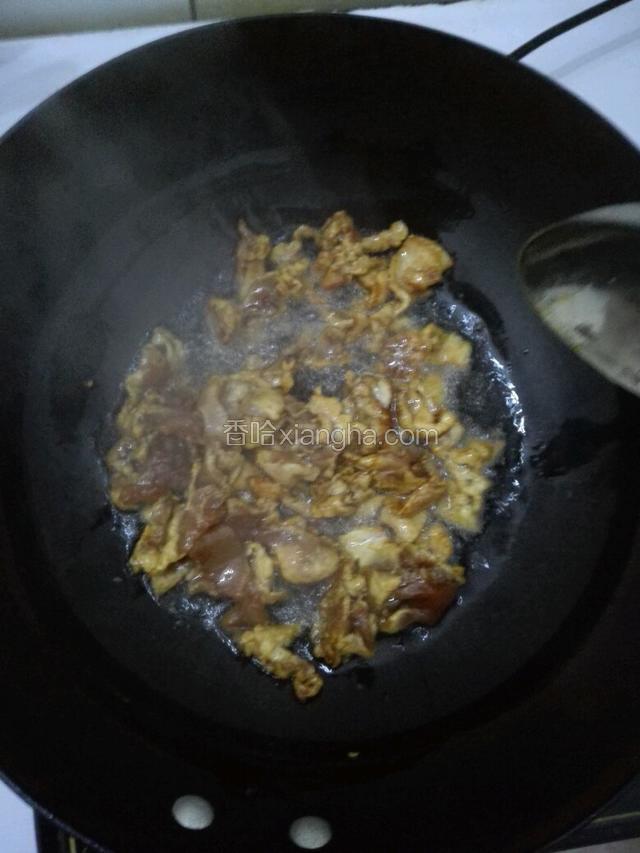 起锅烧油先把肉煸熟倒出备用。