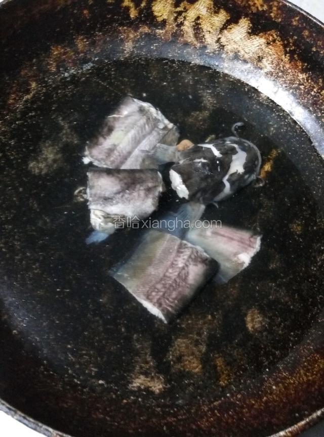 水开几分钟后，把焯的水倒出去，再用清水冲洗干净，