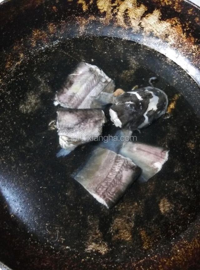 重新起锅，锅中加水，开始炖鱼，炖了差不多有20多分钟吧，锅中的水已经炖干了，要重新添加水，感觉来点创新，马上洗青菜，榨成汁，