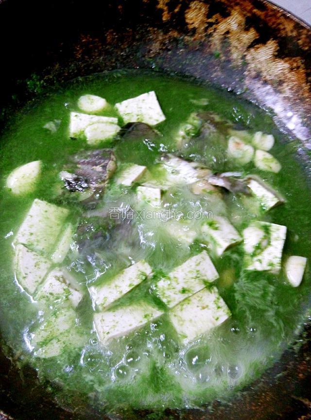 继续炖，然后加，醋，料酒，盐，大蒜，姜，小葱，中火炖了有20分钟吧，