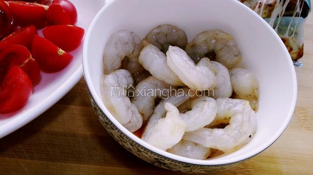 虾仁放入料酒，少许盐，生抽腌制二十分钟！
