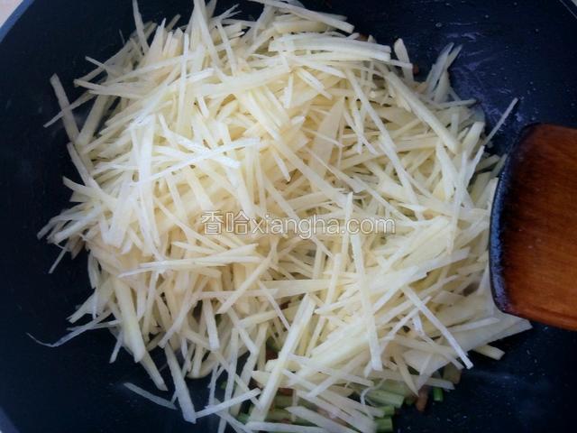 放土豆丝大火翻炒片刻。