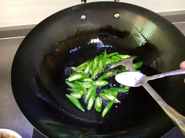 然后开始炒辣椒，加入适量盐调味。