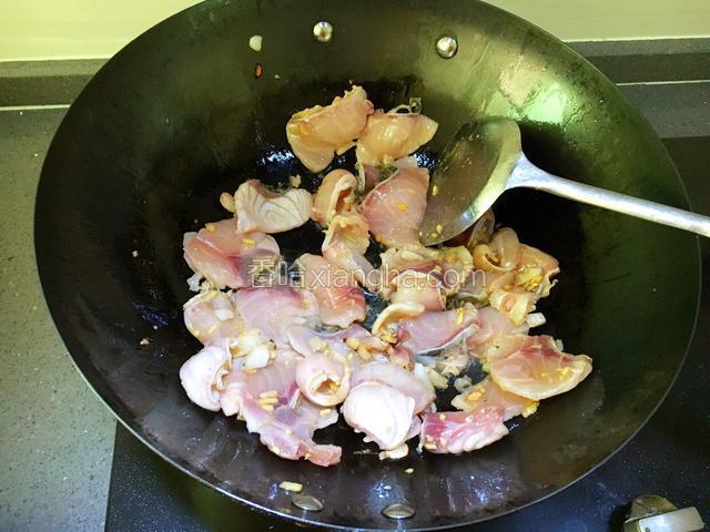 然后倒入腌好的鱼片放入锅中炒至变色后捞出备用。