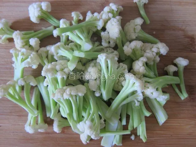 菜花拆成小朵，嫩的茎也很有营养，不要丢掉哦