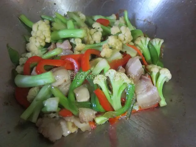 出锅前加入少许鸡精调味