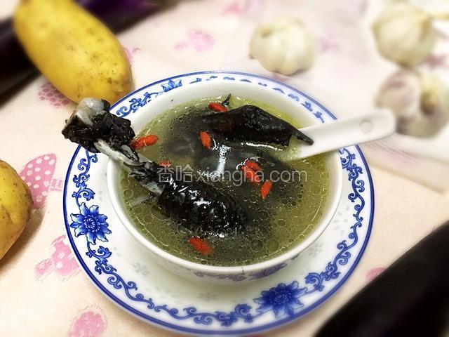 1小时后,关火,锅下汽后,开盖,调入适量盐,盛起,放几颗枸杞装饰一下,好看又美味.