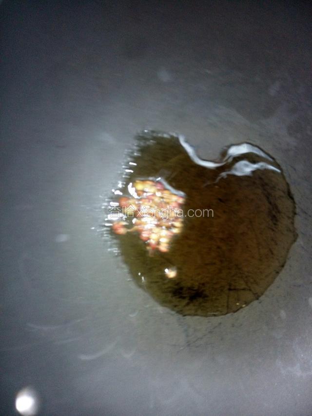 锅中放花椒粒油，小火炒香花椒。