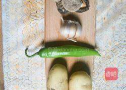 三宝焖鸭（土豆香菇青椒焖鸭）的做法图解1