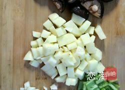 三宝焖鸭（土豆香菇青椒焖鸭）的做法图解2