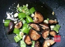 三宝焖鸭（土豆香菇青椒焖鸭）的做法图解6