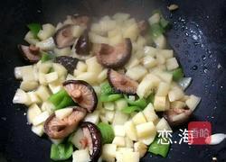 三宝焖鸭（土豆香菇青椒焖鸭）的做法图解7