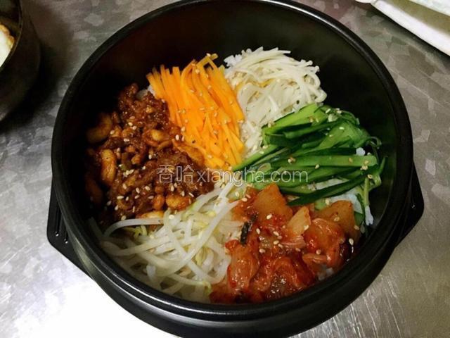 出锅，撒上白芝麻点缀