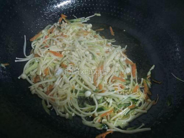 加入适量的盐和鸡粉翻炒均匀