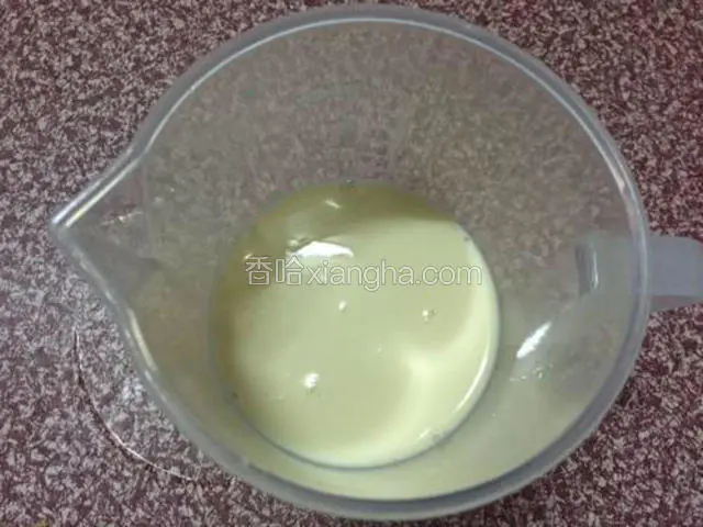 过筛好的牛奶蛋液