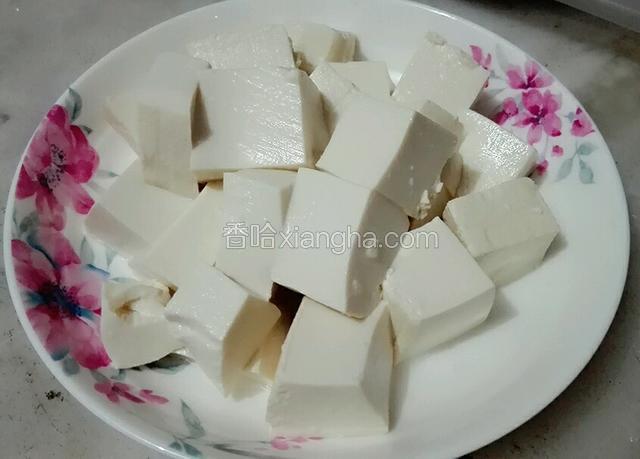 豆腐一大块洗净切成小块