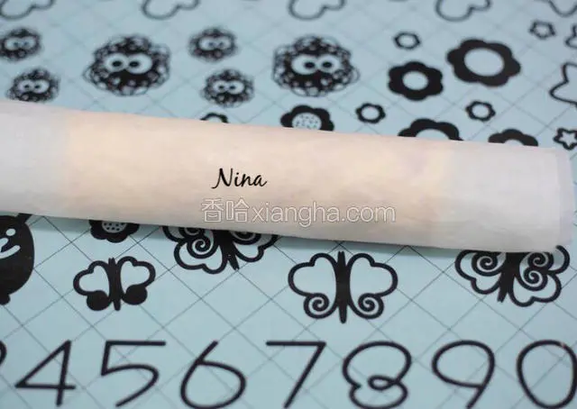 趁蛋糕有一定温热的时候卷卷卷起来。