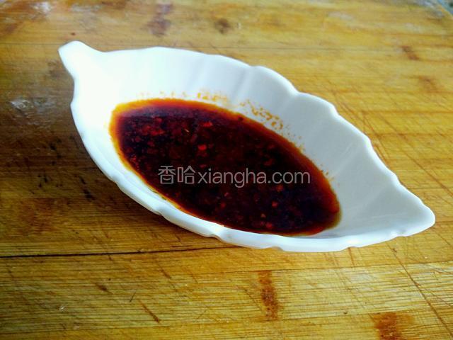 腌洋葱的空隙我们把生抽！香油！香醋！辣椒油调成汁！