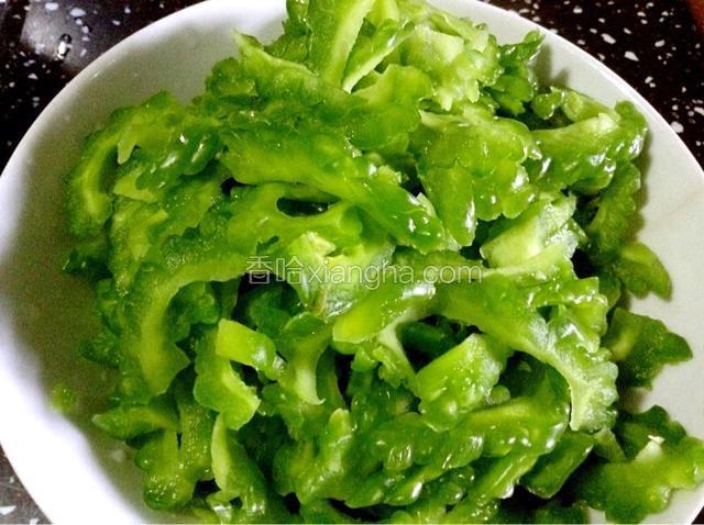 10分钟后，用手攥干苦瓜，使其去掉一部分苦瓜的苦味儿。