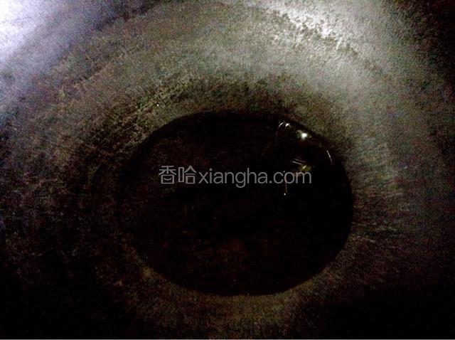 锅中放少许油。
