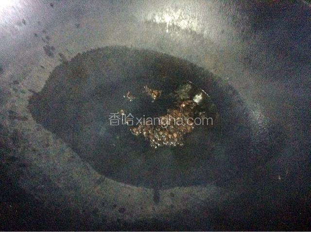等花椒变成黑色关火。
