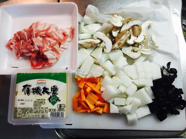 准备食材，各种蔬菜都切成适当的大小、豆腐不用切