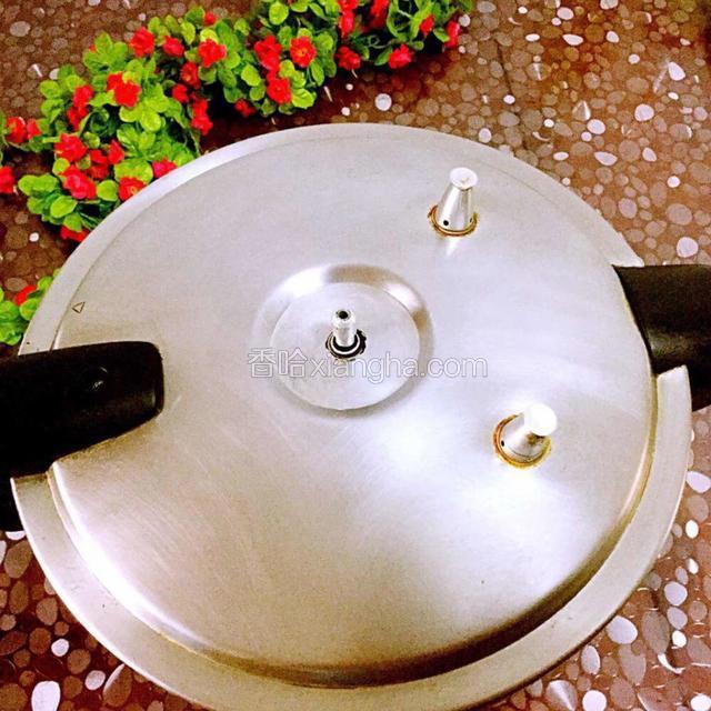 盖好盖子上火蒸，开锅煮15分钟，关火。


