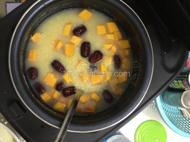 煮了一个小时后放入冰糖跟南瓜煮15分钟