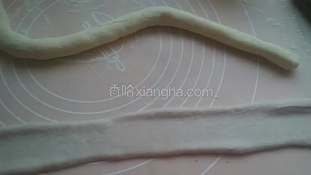 两个面团白色的搓成圆形长条，胭脂红的稍微压扁一下