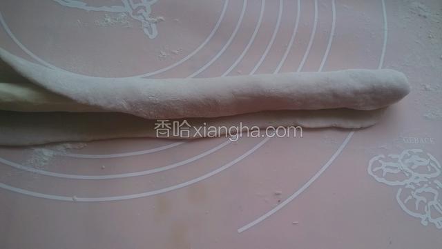 用胭脂红面片包住白色圆形长条，边缘地方可涂抹少许水便于粘牢固
