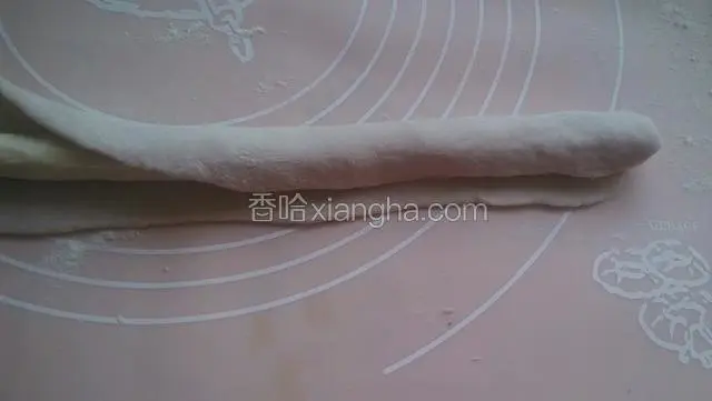用胭脂红面片包住白色圆形长条，边缘地方可涂抹少许水便于粘牢固