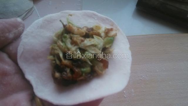 里面放适量的馅料包起来