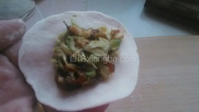 里面放适量的馅料包起来