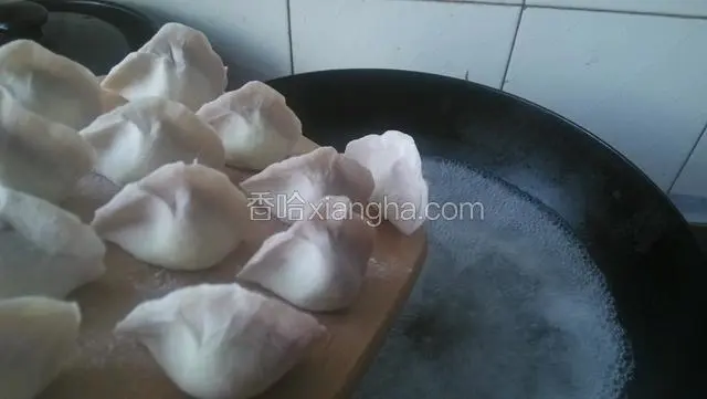 锅内加水烧开。下去饺子