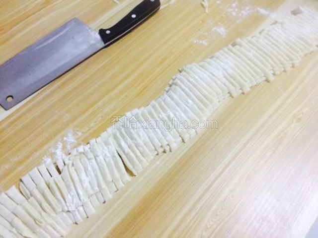 切成你喜欢的宽度，我喜欢吃宽一点的。