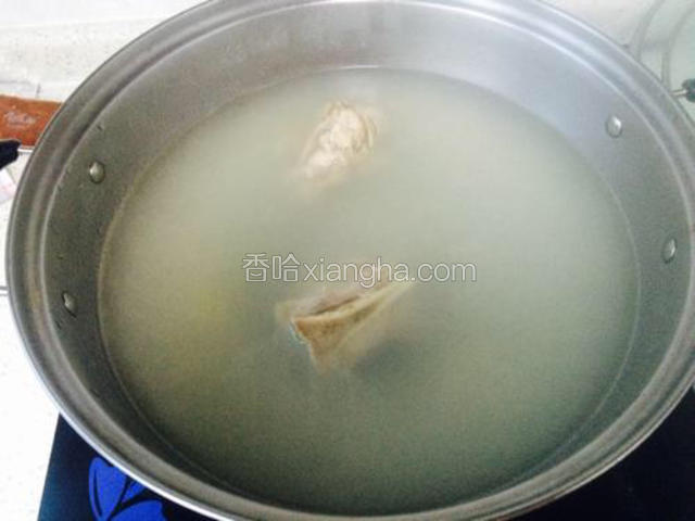 提前熬的骨头汤（冷水入锅，把骨头姜片料酒放好一起煮至血水都出来，捞出来，再冷水入锅，水开后小火熬2小时以上，一般我做一次都做多点，吃的时候直接拿出来）