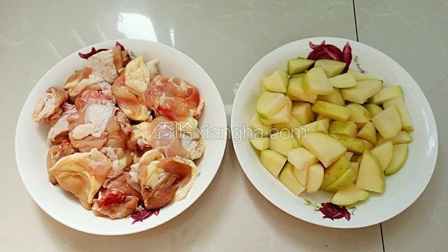 准备食材:把鸡腿洗净斩段，土豆去皮切块。