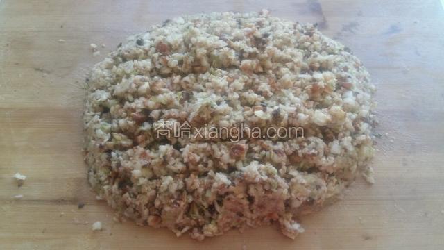 切碎大葱和木耳，肉放入铺好的菜碎中间，扎碎所有的食材。放入调料搅拌均匀装盆。