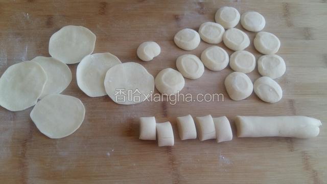 揪一小块面团，搓成长条，切成大小适中的剂子，用手压扁，擀面杖擀开